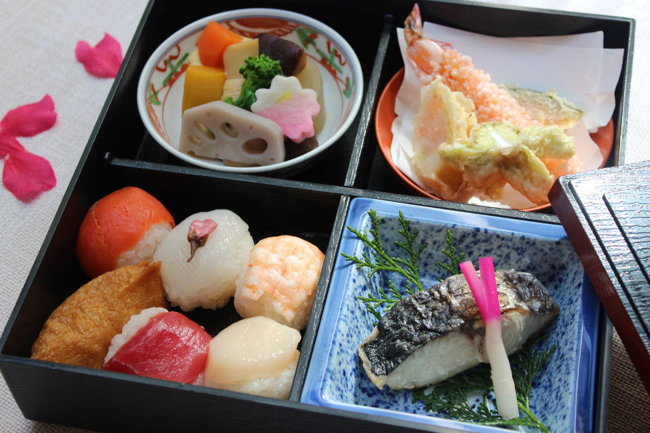 料亭の女将が勧める春の行楽弁当 和食を楽しむ老舗料亭ちかげ女将の細腕繁盛記