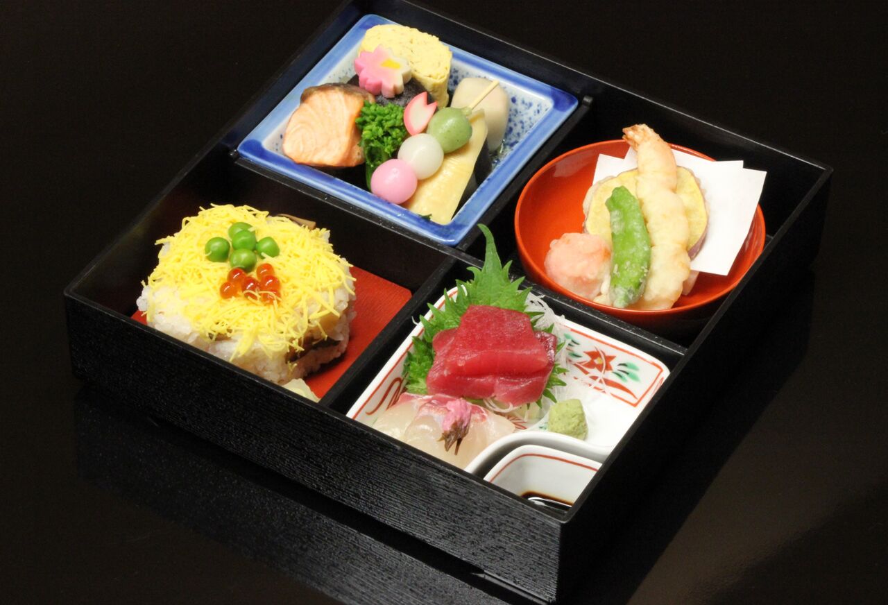 お花見の後は 春満開の花見弁当は如何でしょうか 和食を楽しむ老舗料亭ちかげ女将の細腕繁盛記