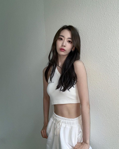 【LE SSERAFIM】韓国で活動の元HKT48宮脇咲良(24)、印象激変!へそ出し最新ショットに大反響
