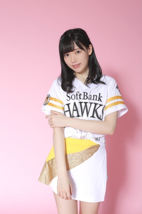 【悲報】北海道出身のHKT48運上弘菜さん、ホークスVS日ハム戦でホークスのユニホームを着て始球式をやらされるｗｗｗ