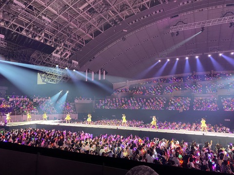 【悲報】TBS竹中Pと日テレ毛利PがAKB48のコンサートに来ないでイコラブのコンサートを観に行く