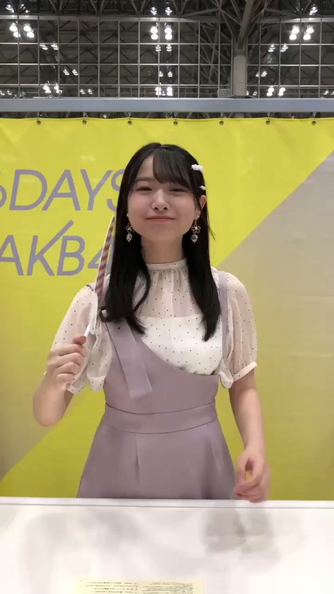【朗報】AKB48久保怜音ｃがお●ぱいを出しながら握手会してる！！！