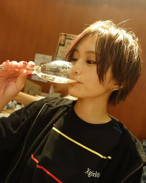 【朗報】山本彩、TAKUROから貰ったドンペリを飲む！