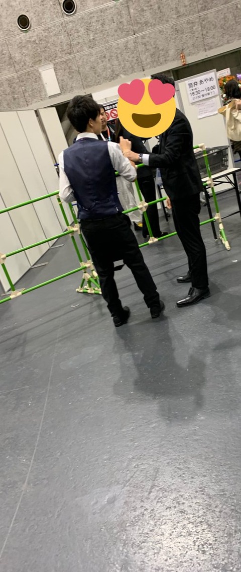 【悲報】乃木坂オタ、握手会での録音がバレて取り押さえられるwwwwww