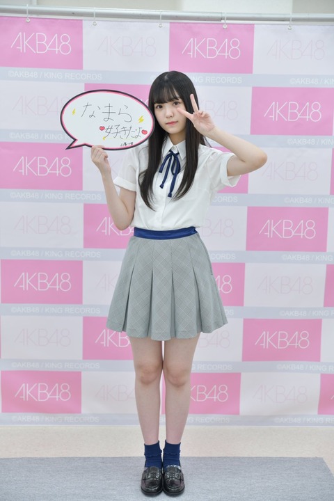 【朗報】AKB48・17期研究生、小濱心音ちゃんがやっと笑顔を見せるｗｗｗｗｗｗ