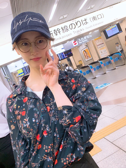 【画像】松井玲奈さんがロリロリ美少女と名古屋駅でいちゃいちゃしてる