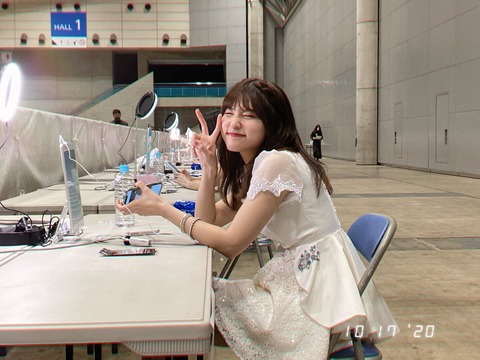 【AKB48】オンラインで高い金払ってまで握手したいって異常じゃね？