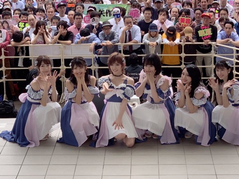【朗報】AKB48がショッピングセンター前で開催したミニライブにヤングが大集結！！！