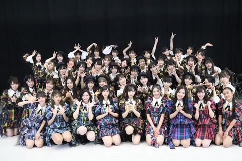 【悲報】AKB48メンバー、人生最後の紅白出演を外国人に邪魔される