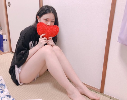 【朗報】SKE48の16歳JKメンバーが素足のついでにうっかり純白パンツを見せてしまうｗ