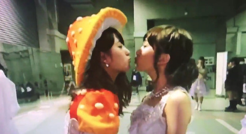 【動画】涼花にキスする直前に撮られていると気付き焦るなーにゃwww【大和田南那・大島涼花】