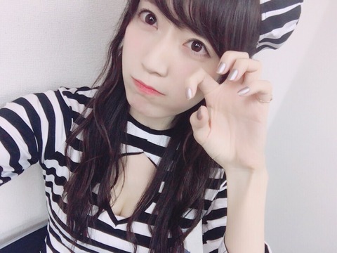 【朗報】松井咲子さん、生配信番組で谷間(?)が見えまくる