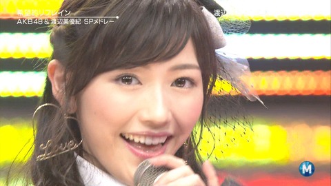 【AKB48】まゆゆってさステージで何か白く発光してない?【渡辺麻友】