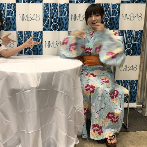 【悲報】NMB48のなんば式写メ会、せっかくの浴衣なのに背景が手抜き