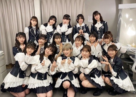 【悲報】AKB48グループでコロナになったメンバー続出してるのに今日もマスクせず集合写真を撮ってる