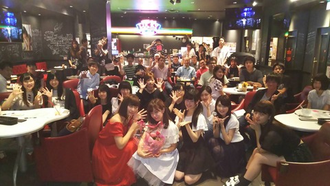 【朗報】AKB48カフェに、サプライズで大物メンバーｷﾀ━━━(ﾟ∀ﾟ)━━━!!