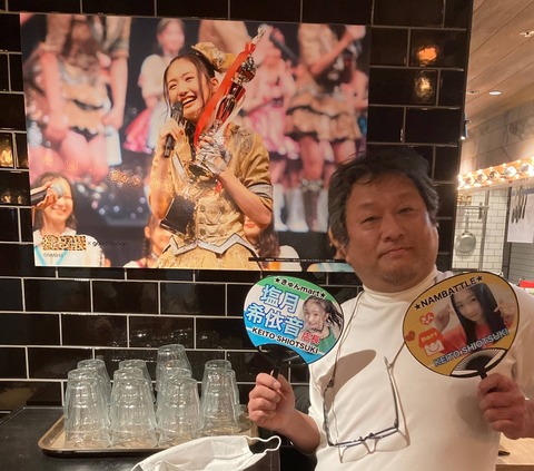 【悲報】NMB48の厄介爺ヲタ(Dだにえる)がコラボカフェで暴れる→店「ルールを守ってお楽しみください」