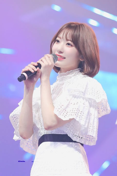 【IZ*ONE】宮脇咲良さん、無料でヲタクと2ショット撮影してしまう・・・