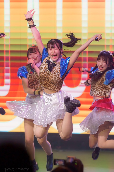 【画像】足の向きがおかしいアイドルが見つかる