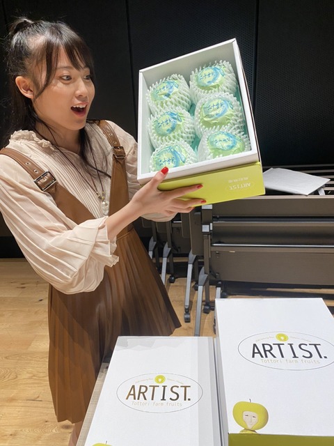 【朗報】AKB48さん、鳥取から梨を貰う