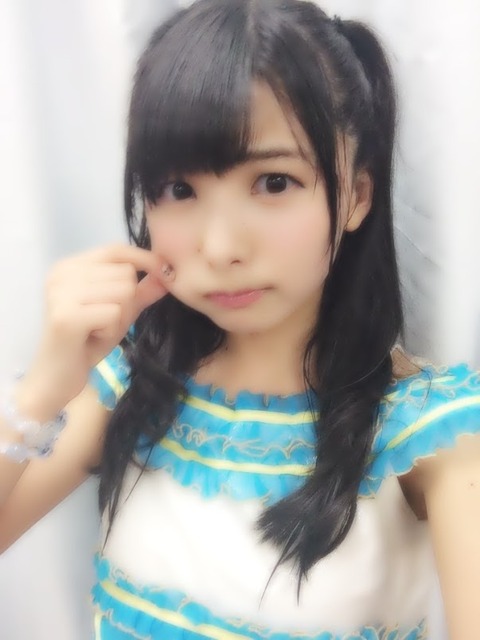 【悲報】HKT48岡田栞奈、公演中に転倒して骨折