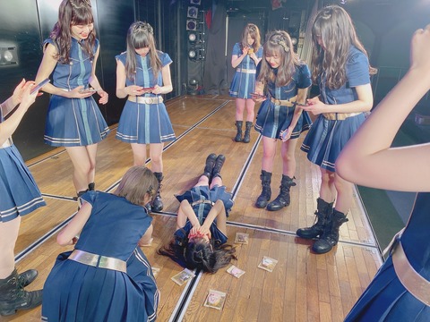 【邪教】AKB48劇場で何やら怪しげな儀式が執り行われた模様・・・