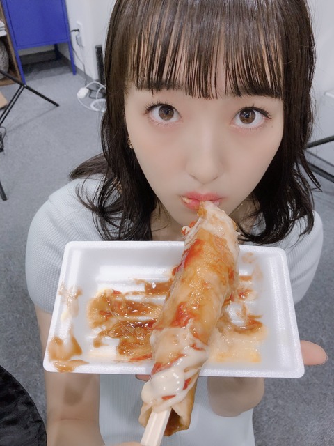 【画像】HKT48田島芽瑠ちゃん、白濁液のかかった棒状のものを食べてしまう！