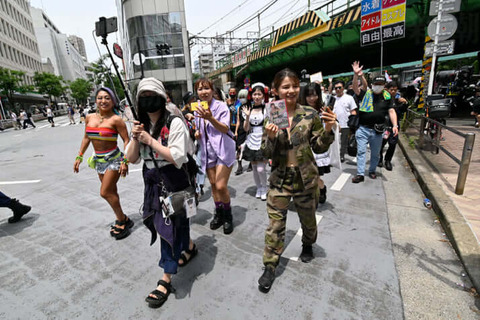 共産党の「水着弾圧」に黙っていられない グラドルら渋谷を行進「撮影会は下積みのグラビアタレントの重要な収入源」