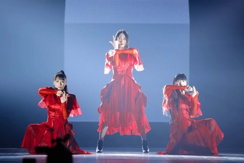 【アホスレ】AKB48が紅白に出れないのにヒット曲が何一つなくて人気もないPerfumeが14年連続で紅白に出るのは絶対におかしい
