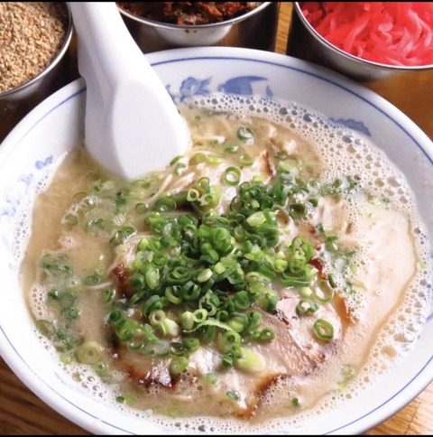 スマホ片手の「ながら食い」 人気ラーメン店が苦渋の「禁止」配慮求めても逆ギレ...残して帰る客も