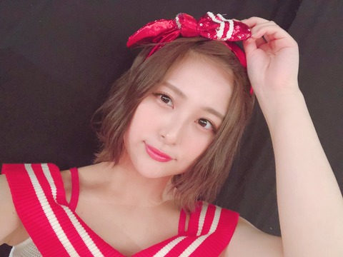 【悲報】元チーム8佐藤栞さんの腕が作画崩壊してしまうwww