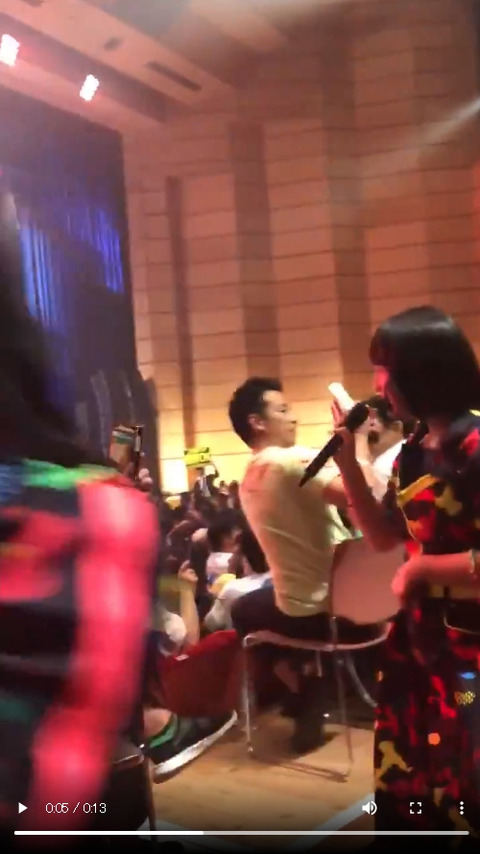 【動画】AKB48矢作萌夏さん、不自然にお腹を腕で隠して会場を練り歩く新技を披露wwwwww