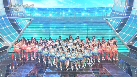 SKE48が初めて紅白に出たときのパレオはエメラルド…