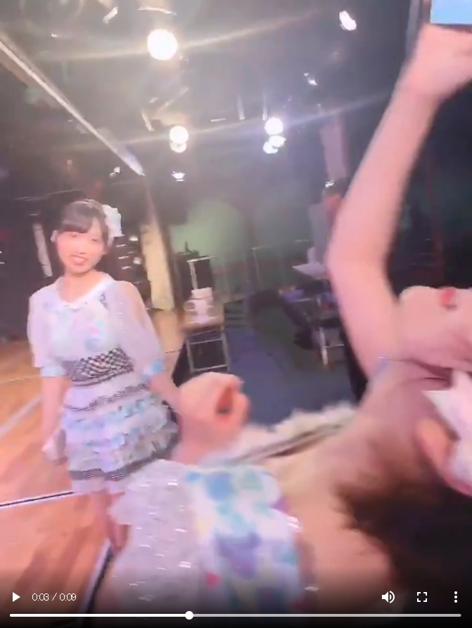 朗報 岡田奈々と小栗有以のダブル胸チラをアップする優秀な総監督向井地美音さん