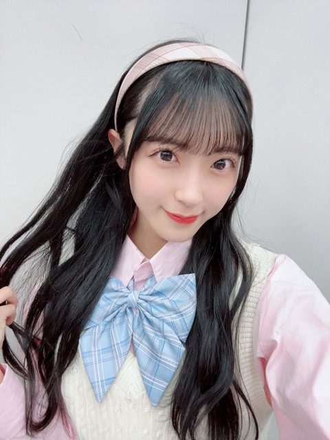 【AKB48】佐藤綺星さん  大阪みやげに赤福を買う