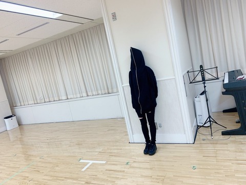 【画像】AKB48のレッスン場にこわいひとがいる【武藤十夢】