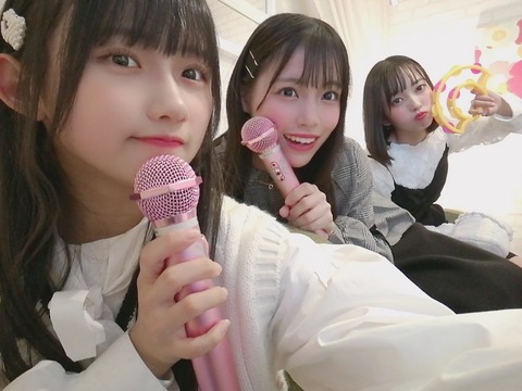 【STU48】門脇実優菜ちゃん(16)がカラオケ配信でパンチラ祭りwww