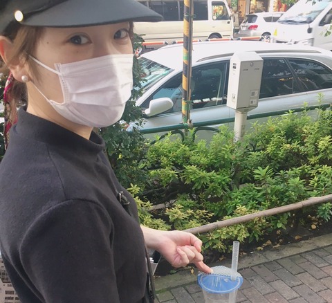 【川栄あるある】川栄李奈は飲み終わったタピオカに穴を開けて人差し指で持ち歩く