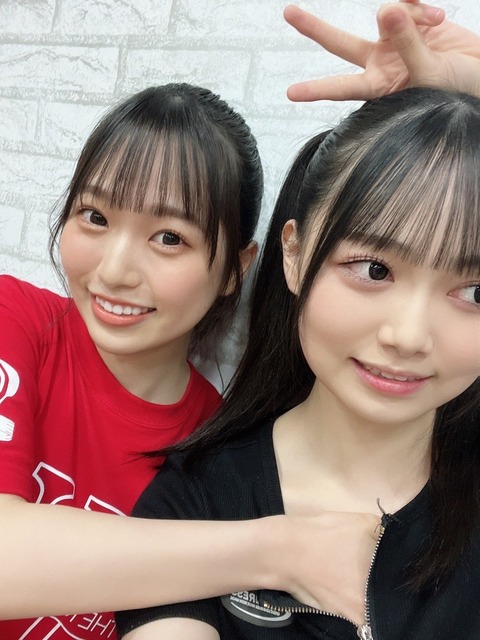 【NMB48】黒田楓和さん、浅尾桃香に乳を弄られてしまう