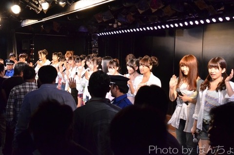 【AKB48】劇場公演でキャンセル待ちで入れなかった客の中から10名だけお見送りに参加できる事に！！！