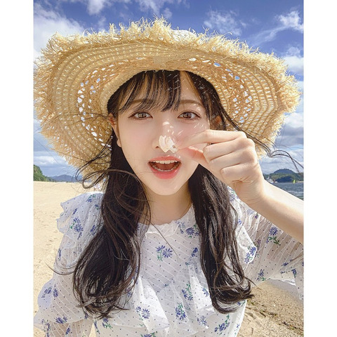 【画像】白ワンピ+麦わら帽子の美少女が浜辺で遊んでる【STU48・石田千穂】