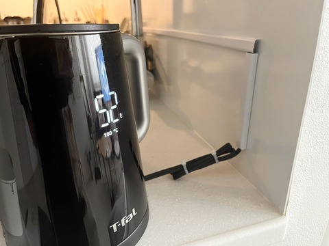 ハライチ岩井、電気ケトルのコードを結束バンドで束ね…ファンから指摘「放熱できなくて危険」「火災の原因に」