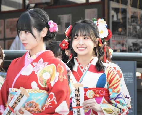 【祝成人】HKT48松岡はなちゃん、ニコニコ笑顔で成人式