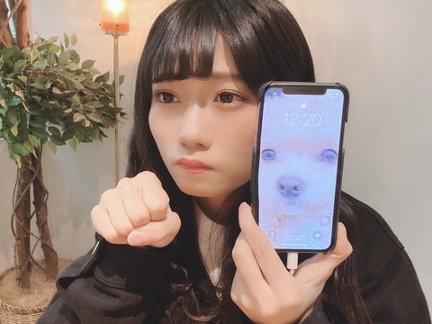 【悲報】NMB48菖蒲まりんのスマホが歪む怪奇現象