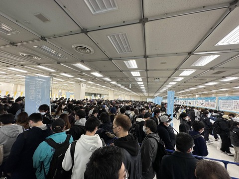 【画像】日向坂46の物販会場、男ヲタ率99％ｗｗｗ