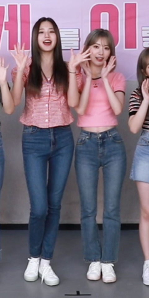 【IZ*ONE】あのメンバーの○ン筋がクッキリ丸見え!www