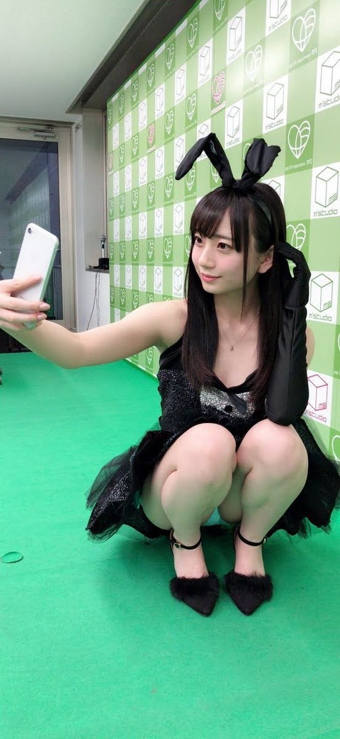 【画像】自撮りに夢中でパンツ盗撮されてるの気付いてないアイドルさんｗｗｗｗｗｗ