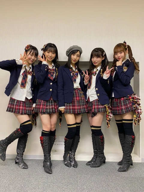 【悲報】AKB48、衣装の靴がボロボロ・・・お金無いの？