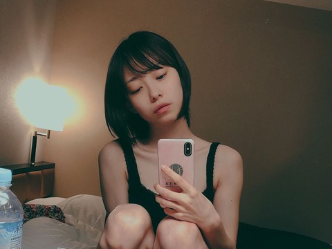 【NMB48】あんちゅこと石塚朱莉さん、谷間全開のキャミソール姿の写真を投稿
