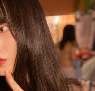 【画像】AKB48横山由依のモバメに上半身裸で下はパンツのメンバーが写り込んでしまう!!!